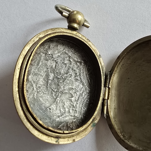 Antique locket Victorian oval  gold tone vintage leaves leaf 1800s botanical - Picture 4 of 15